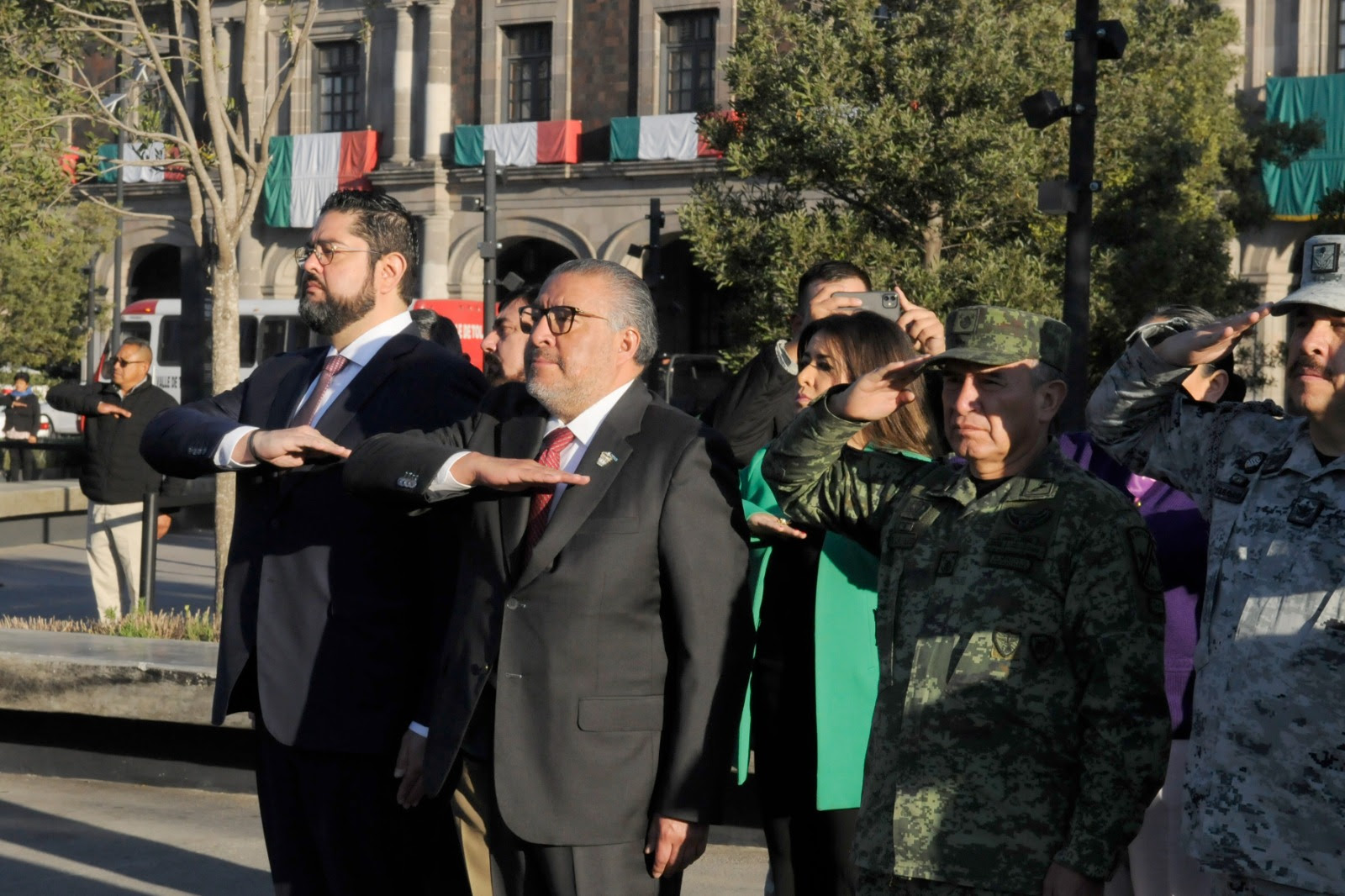 Gobierno del Estado de México realiza Ceremonia de Izamiento de la Bandera Nacional en Plaza de los Mártires de Toluca