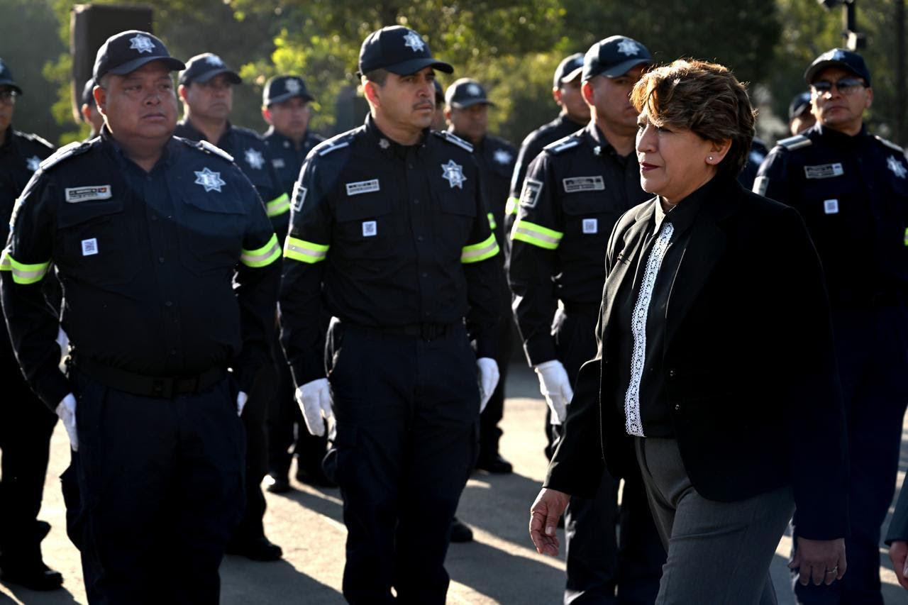 Gobernadora Delfina Gómez Álvarez encabeza la ceremonia de izamiento de la bandera en la Plaza de los Mártires de Toluca